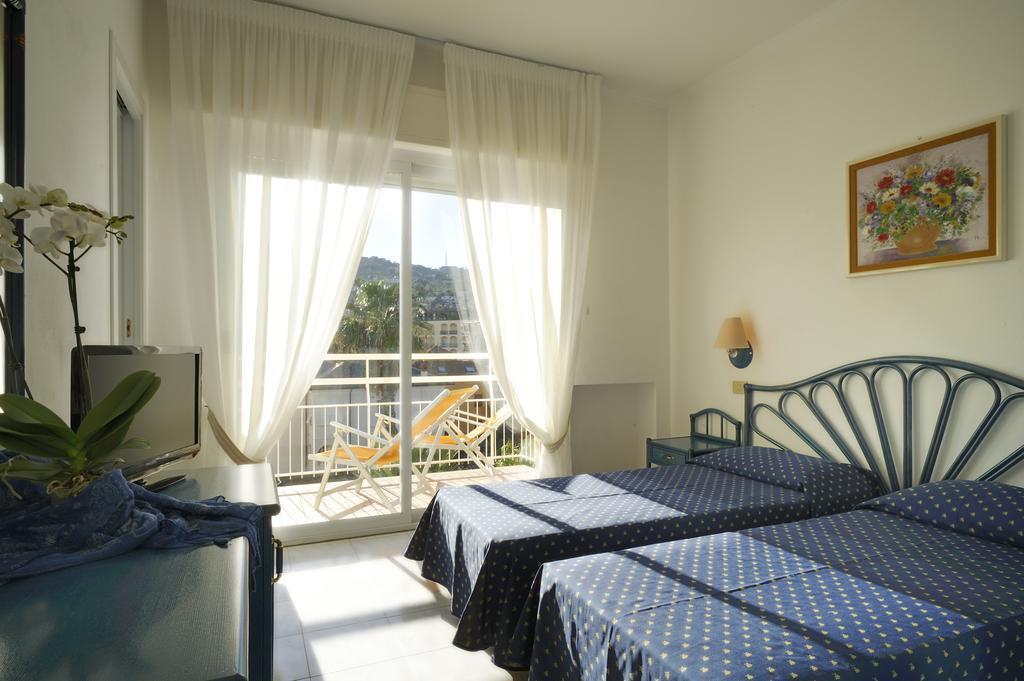 Hotel Miramare Diano Marina Habitación foto